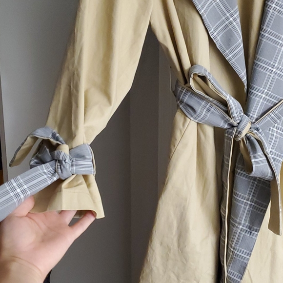 Beautiful tan trenchcoat with grey plaid detail - Picture 2 of 6